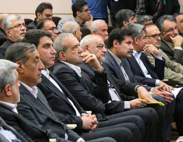 پزشکیان در کردستان: دست در دست هم بی‌عدالتی را از بین ببریم
