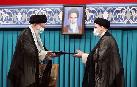 رهبر انقلاب حکم تنفیذ حجت الاسلام رییسی را اعطا کردند