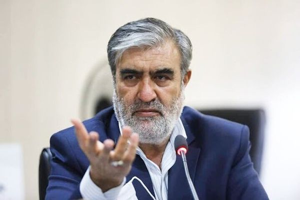 عزیزی: ملت ایران در برابر فشارها هرگز عقب‌نشینی نخواهد کرد
