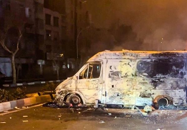 "مجزرة" وراء هجوم مثیری الشغب على سیارات الإسعاف