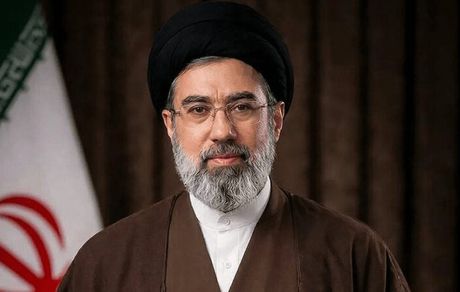 آیت‌الله سید مجتبی خامنه‌ای سومین رهبر جمهوری اسلامی ایران شد
