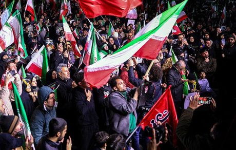 «میدان با ما؛ خیابان با شما» چگونه نقشه دشمن را نقش بر آب کرد؟
