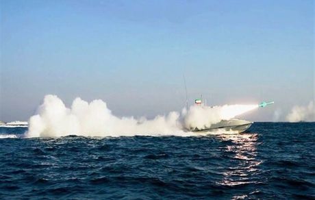 شلیک همزمان موشک‌های بالستیک و کروز سپاه در رزمایش اقتدار