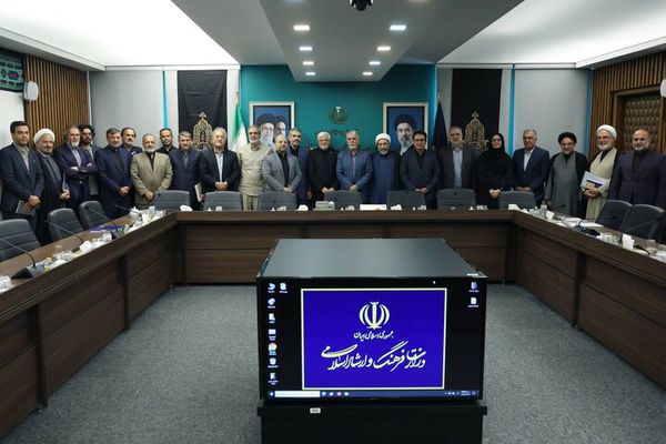 عارف: نگاه قیم مآبانه به مردم و اهل فرهنگ کنار گذاشته شود