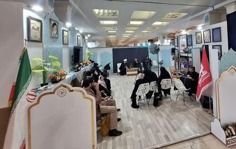 کارشناسان روانشناس در غرفه حوزه خواهران نمایشگاه قرآن مشاوره می دهند
