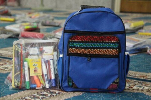 مرکز نیکوکاری بهشت ۱۱۰۰ بسته لوازم تحریر بین نیازمندان توزیع کرد
