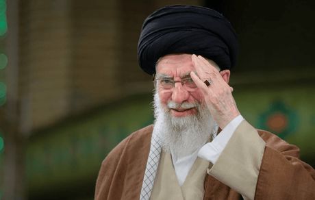 اولین تصاویر از آماده‌سازی خودروی حامل پیکر مطهر امام شهید